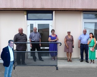 Une cantine à la maternelle pour les tout petits.